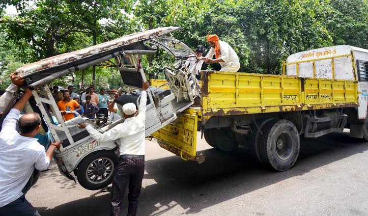 दिल्ली सरकार की अवैध ई-रिक्शों पर बड़ी कार्रवाई,  JCB से 1700 से अधिक रिक्शो नस्ट करदिये गए