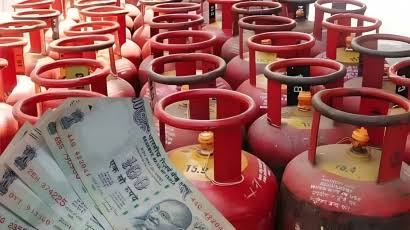 दिल्ली : आज से बढ़े वाणिज्यिक गैस सिलेंडर के दाम, जानिए कितने में मिलेगा LPG